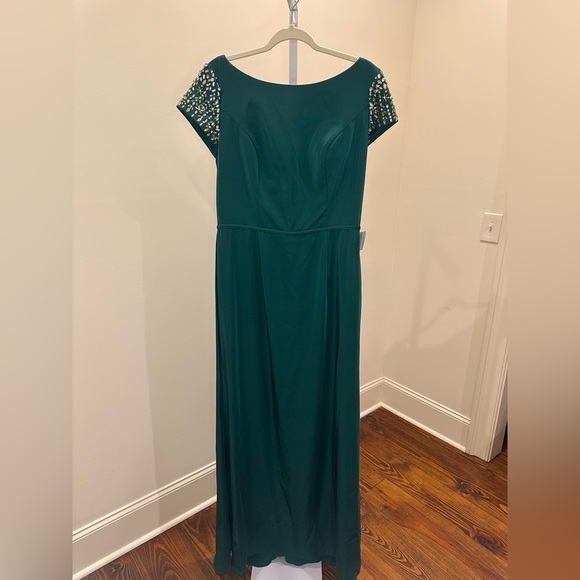 Mac Duggal Green Maxi Dress Elegant Flowing Silhouette - Picture 6 of 10